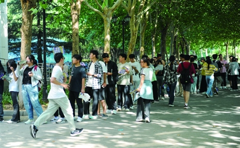 参加抽奖的同学们排起了长队